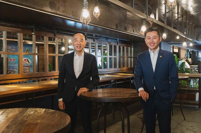 新竹市长林智坚（右）日前拜访三井集团董事长黄奕瑞，三井决定挥军南下引进上引水产进驻竹市，双方已完成议约，三井营运期达40年。（新竹市政府提供／陈育贤新竹传真）