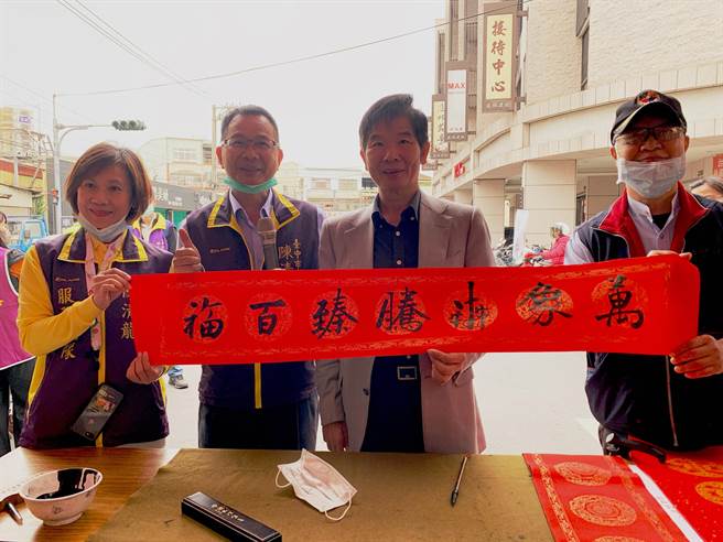 台中市政府参事也是书法名家陈志声现场挥毫春联义卖。（陈清龙服务处提供／王文吉台中传真）