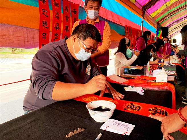 书法大师现场挥毫春联。（陈清龙服务处提供／王文吉台中传真）