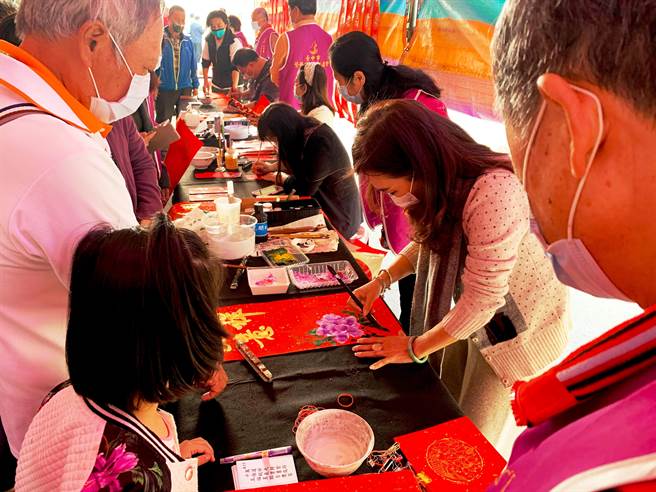 年画老师现场创作年画非常受欢迎。（陈清龙服务处提供／王文吉台中传真）