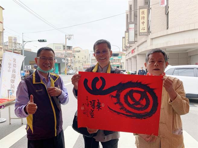 叶登聪老师牛转乾坤墨宝义卖捐出。（陈清龙服务处提供／王文吉台中传真）