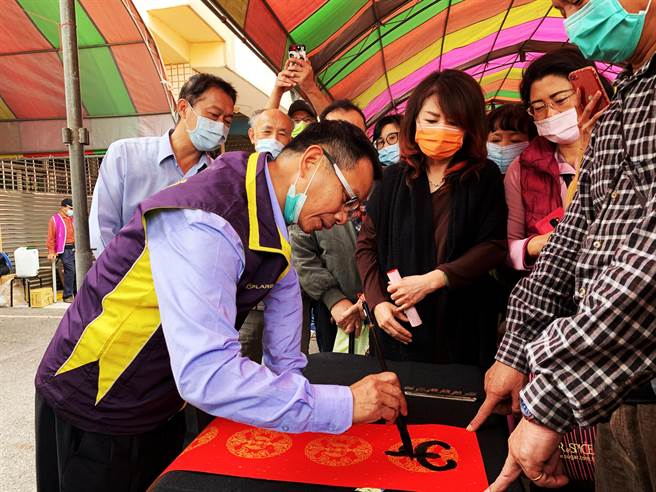 陈清龙议员在乡亲要求下大展身手，挥毫写下「牛年平安如意」等祝福字句。（陈清龙服务处提供／王文吉台中传真）