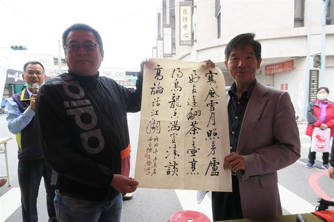 民眾竞标买下书法家陈志声自创茶诗的墨宝。（陈清龙服务处提供／王文吉台中传真）