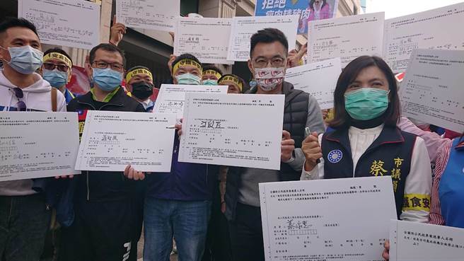 国民党主席江启臣（右二），与率领国民党党员号召民眾连署反莱猪、要公投。（程炳璋摄）