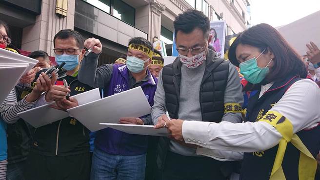 国民党主席江启臣（右二）当场签署放大版反莱猪要公投连署书。（程炳璋摄）
