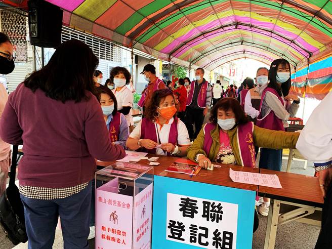 民眾捐发票换春联。（陈清龙服务处提供／王文吉台中传真）