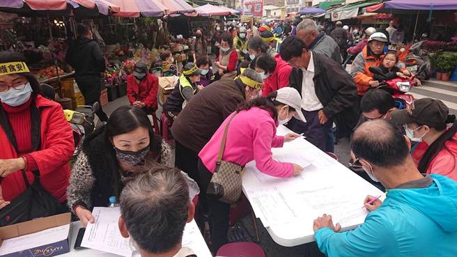 鸭母寮菜市场的民眾踊跃响应连署活动。（程炳璋摄）