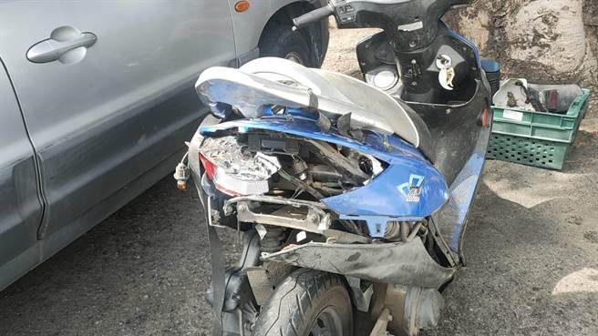 老翁停等紅燈遭後方轎車撞上，人車彈飛，機車嚴重受損。（民眾提供／何冠嫻苗栗傳真）