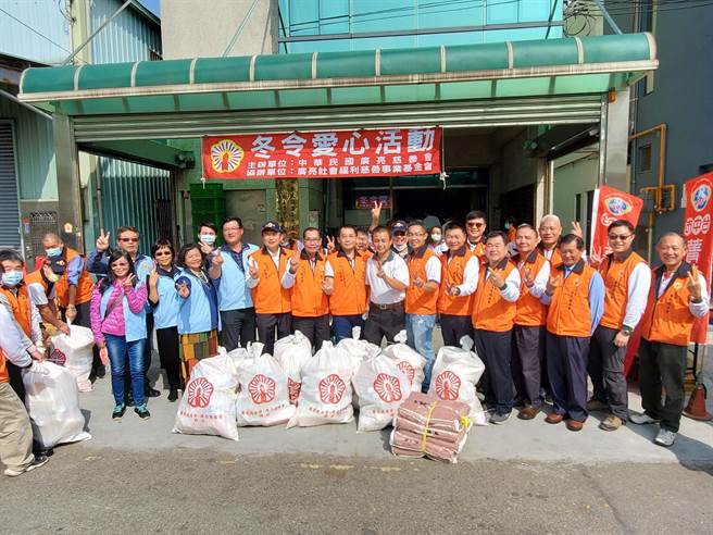 广亮慈善会分别在台中市东区、大里、雾峰、丰原等地发放民生用品及每户2000元慰问金。（广亮慈善会提供／王文吉台中传真）