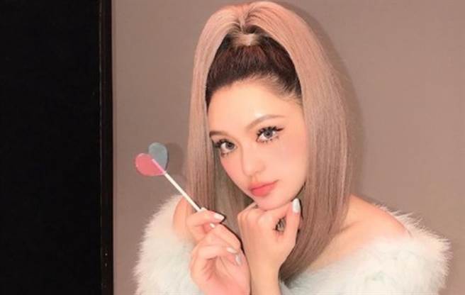 周扬青在节目不擅煮饭的模样，与过去营造出会下厨的形象不太一样。（图／IG@周扬青）