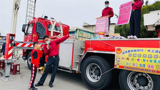 七股盐山防火宣导活动，游客体验消防救灾玩闯关。（读者提供／刘秀芬台南传真）