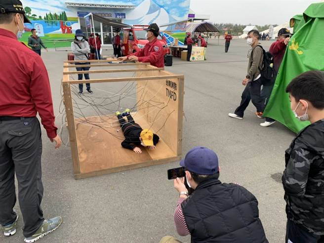 七股盐山防火宣导活动，游客体验消防救灾玩闯关。（读者提供／刘秀芬台南传真）