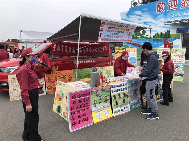 七股盐山防火宣导活动，游客体验消防救灾玩闯关。（读者提供／刘秀芬台南传真）