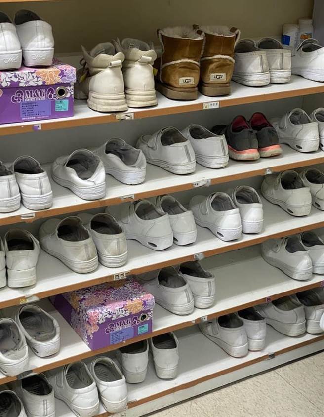 部立桃园医院群聚新增案889、案890，要曾去过12A、12B、10A病房医护採检，桃医有护理师在脸书贴出鞋柜照片，「一双一双不动的鞋子摆在那里，不知道会不会越来越少。」（读者提供／赖佑维桃园传真）