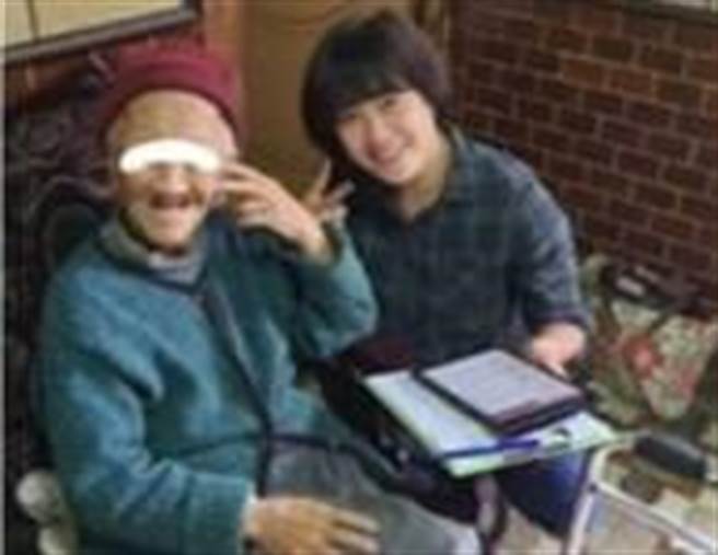 嘉义县已有8年资歷的照顾管理专员林佩桦（右）截至去年底，服务人数已破1000人。（嘉义县卫生局提供／张毓翎嘉义传真）