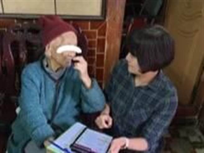 林佩桦（右）说，长照评估不是制式化的一问一答，应将关怀寒暄、回顾过往这些暖心元素添加进来。（嘉义县卫生局提供／张毓翎嘉义传真）