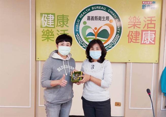 林佩桦（左）的热忱和努力，荣获得卫福部第6届社区金点英雄奖。右为嘉义县卫生局代理局长赵纹华。（嘉义县卫生局提供／张毓翎嘉义传真）