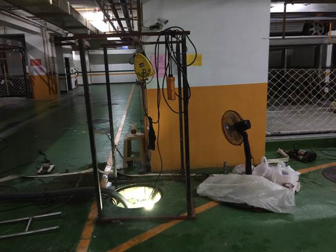 4名化糞池清潔工人在大樓地下2樓作業時，疑似吸入外洩沼氣昏迷，消防人員搶救後送醫急救。（高市消防局提供／袁庭堯高雄傳真）