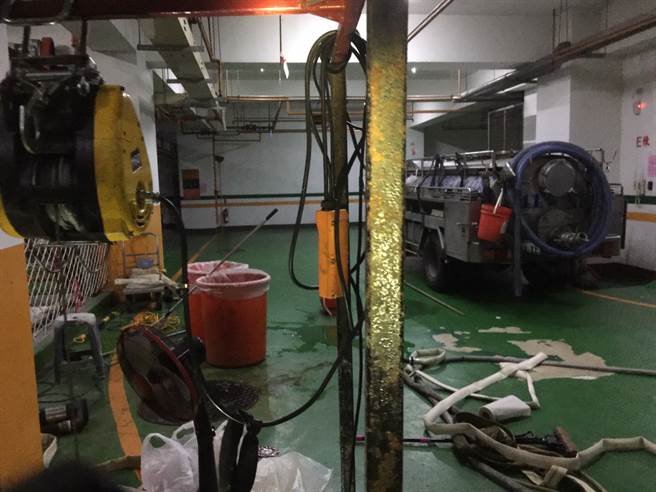 4名化糞池清潔工人在大樓地下2樓作業時，疑似吸入外洩沼氣昏迷，消防人員搶救後送醫急救。（高市消防局提供／袁庭堯高雄傳真）