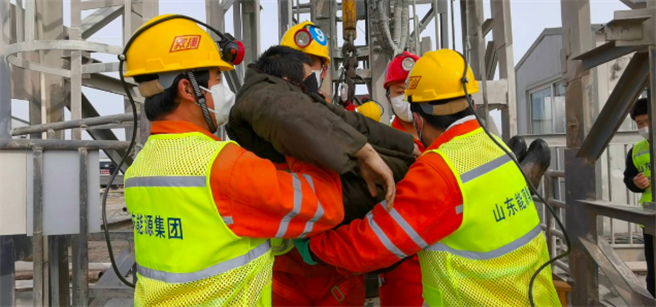 山东金矿爆炸事故救援，11名已取得联繫矿工今日全获救。（新华社）