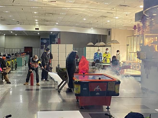 新北市消防局第一救灾救护大队今在保龄球馆举办消防演练。（新北市消防局提供）