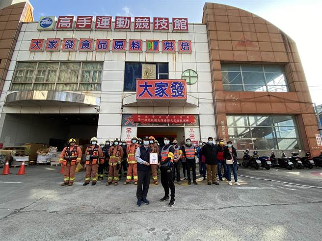 新北市消防局第一救灾救护大队今在保龄球馆举办消防演练。（新北市消防局提供）