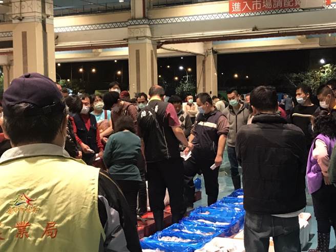 台中市农业局主任秘书陈柏宏率队督导台中鱼市场，宣导市场人员、零售商配合戴口罩等防疫措施。（台中市政府提供／王文吉台中传真）