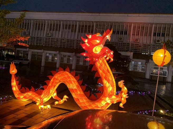 苗栗市公所布置𪹚龙灯光街景，点亮苗栗市街道夜晚，以祈福、健康、平安为主轴设计，祈愿疫情及早远离，市民平安健康，牛年大吉。（苗栗市公所提供／何冠娴苗栗传真）
