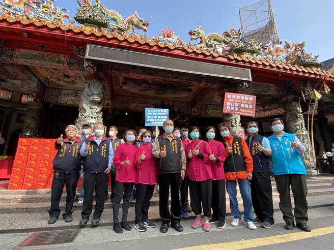 台中南天宫24日举办一场「新春送暖‧传爱千里」公益活动，在农历过年前发送1000份「岁岁平安福气箱」希望大家呷平安、好过年。（冯惠宜摄）