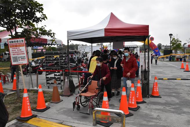 斗六市公所在社口藝術水岸園區舉行的茂谷柑節，臨時圍出封閉性區域，只有單一出入口，民眾很守規矩。（周麗蘭攝）