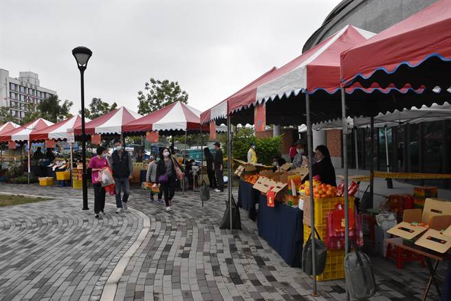 斗六市公所今年的茂谷柑節促銷活動雖然人流銳減，但消費力不減。（周麗蘭攝）