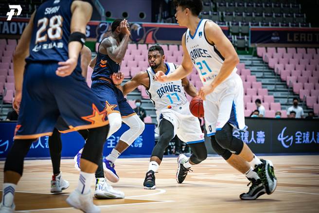 富邦洋將辛特力闖進禁區，準備找尋出手機會。(PLG提供)