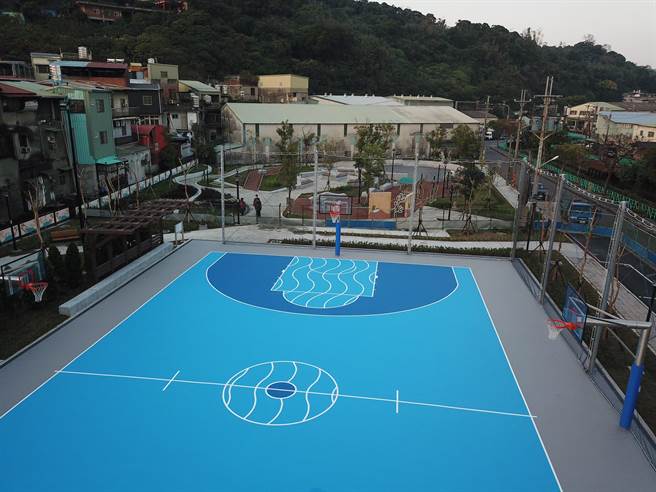 新北市树林区山佳的第4期鹿角溪公园近日完工启用，新增篮球运动场，供同年龄层的球友聚集运动。（图由新北市工务局提供）
