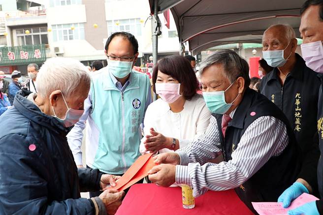 嘉义市长黄敏惠、九华山地藏庵董事长黄俊英发送慰问金及民生物资给弱势家庭。（廖素慧摄）