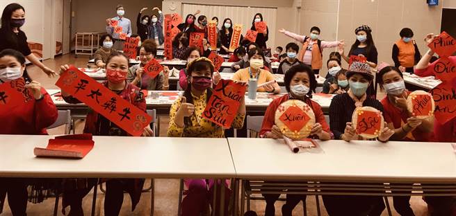 高雄市新住民會館24日舉辦「賀新年春聯揮毫活動」，讓新住民提前感受濃濃的新春年味。（高雄市社會局提供／林雅惠傳真）