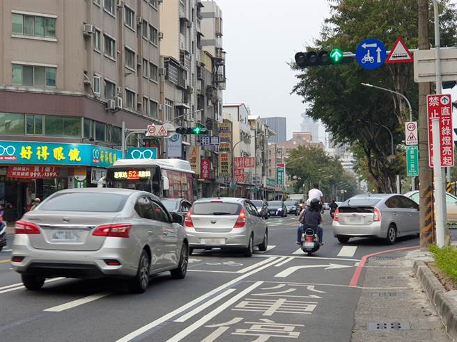 高市交通局宣称轻轨二阶运行效率提升15％，仰赖号志秒数微调。但路口3线道壅塞，还不时出现违规乱象。（袁庭尧摄）