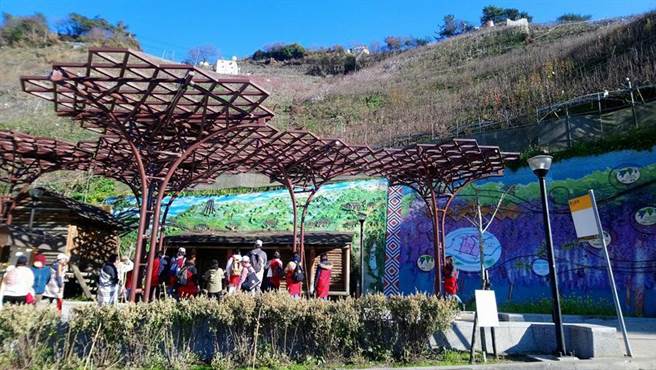 參山處去年斥資在環山部落設置八座紫藤花架，期待未來能夠呈現紫藤遍開的部落新風貌！（圖／曾麗芳）