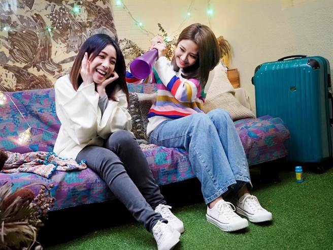 李宣榕和梁舒涵一起拍摄《亲爱的》MV。（福茂唱片提供）