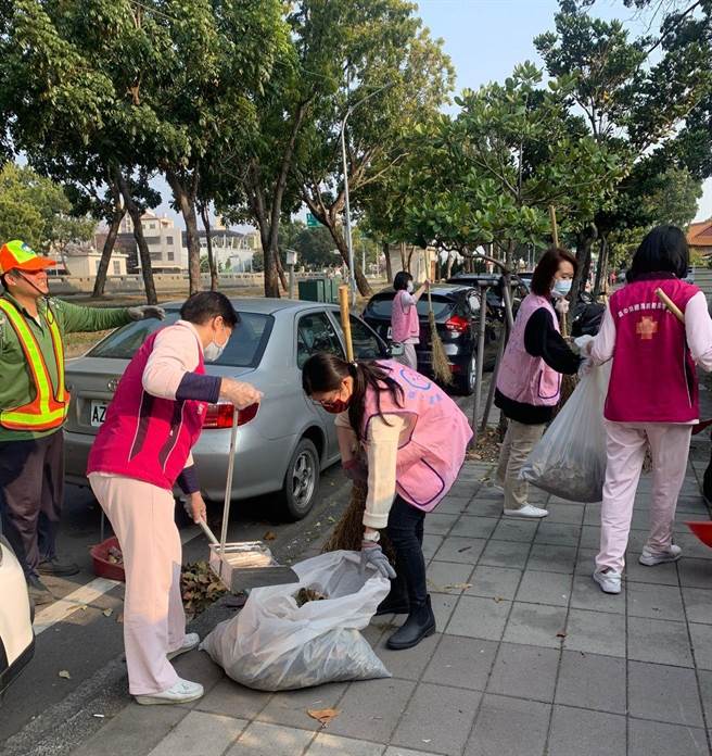 台中荣总嘉义分院护理人员打扫院区周边街道。（台中荣总嘉义分院提供）