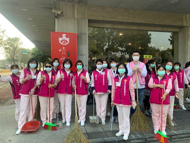 台中荣总嘉义分院护理部员工沿街清扫。（台中荣总嘉义分院提供）