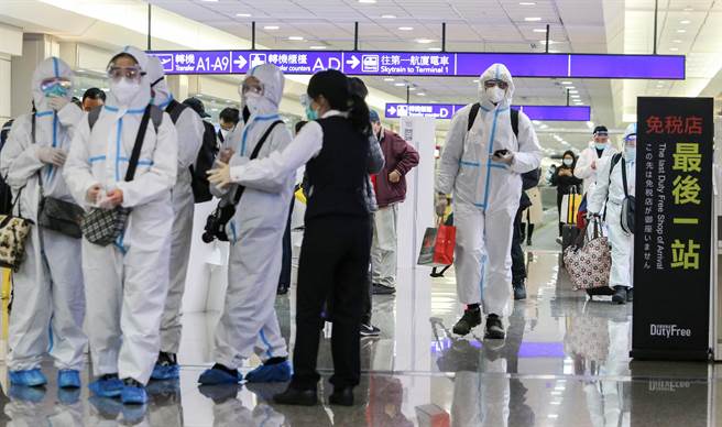 近日桃园机场入境旅客人数较先前增加许多，中央流行疫情指挥中心指挥官陈时中27日表示，检疫第一关台湾挺过去了，明天过后入境人数就会大幅下降，春节检疫量能没有问题。（资料照/陈麒全摄）