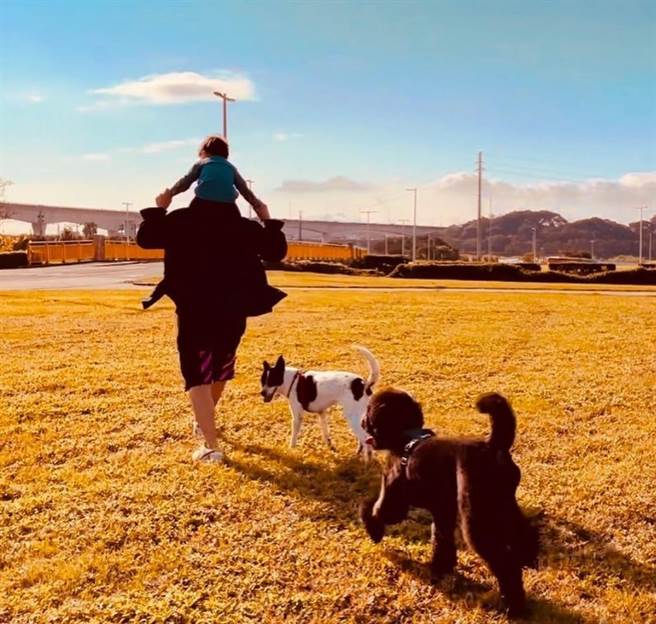 周董开心晒出与儿子合照。（摘自IG）