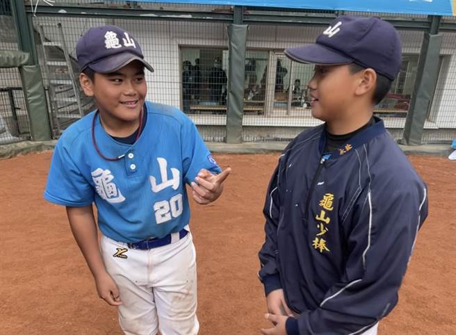 龟山国小「金刚」郑浩恩（左）与队友刘任右赛后即兴表演一段B-box。（毛琬婷摄）