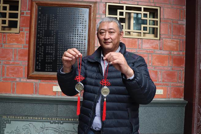台南市下营上帝庙主委洪和全表示，今年岁钱已做好，因此考虑于日后发给点斗灯的信徒。（刘秀芬摄）