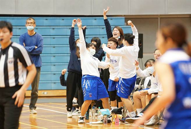 台體大109學年UBA預賽最後一場獲勝，球員席歡聲雷動。（大專體總提供）