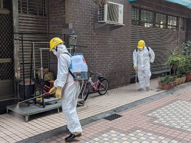 春节连假将至，台中市政府环保局持续加强防疫措施，防疫消毒大队除每月针对商圈、夜市等加强消毒。（台中市政府提供）