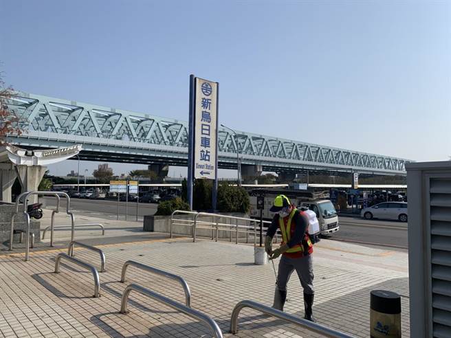 市府派员前往乌日区台铁新乌日站消毒。（台中市政府提供）