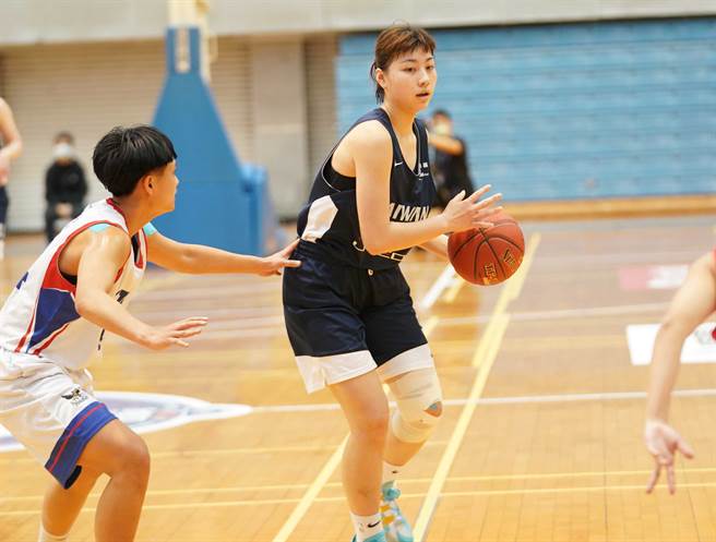 台科大菜鳥陳芷英（右）19分、16籃板，個人本季數據搶眼，是新人后熱門。（大專體總提供）