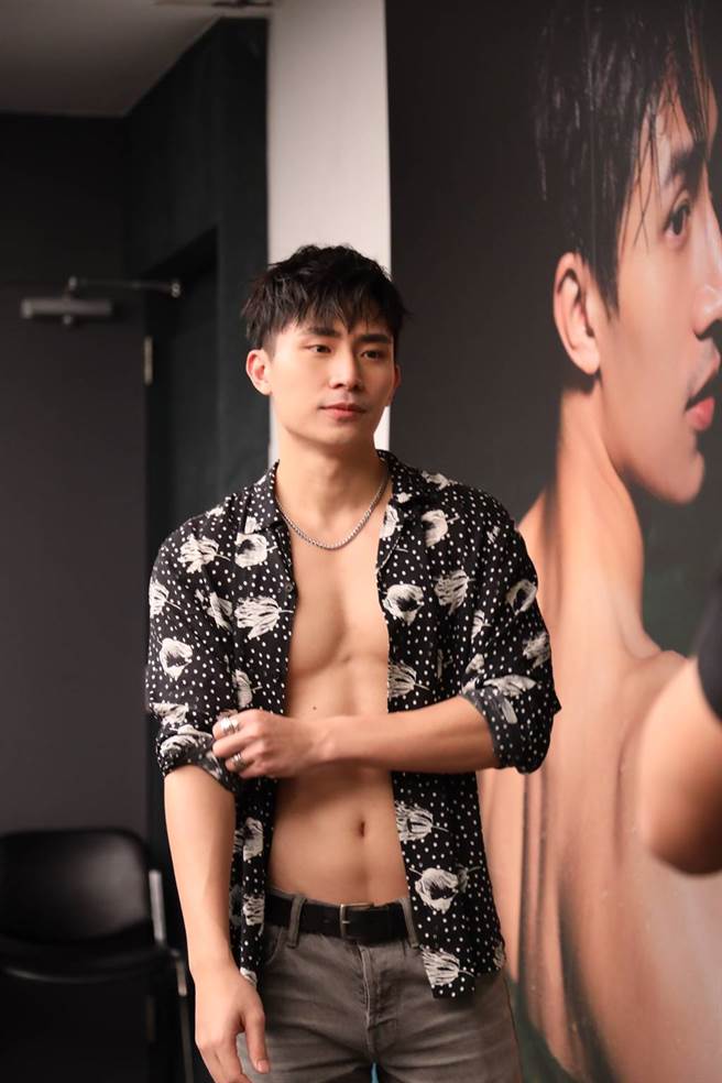 林家佑進行粉絲指定動作攝影。（圖／尖端提供）