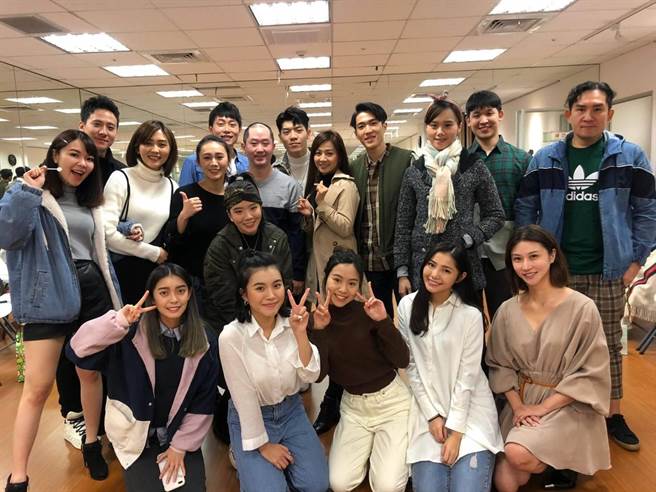 民视凤凰艺人接受台语总验收。（民视提供）